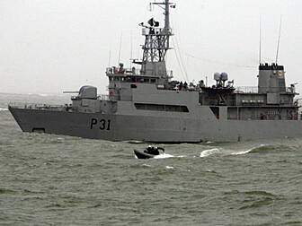 LE Eithne to hand over migrant...
